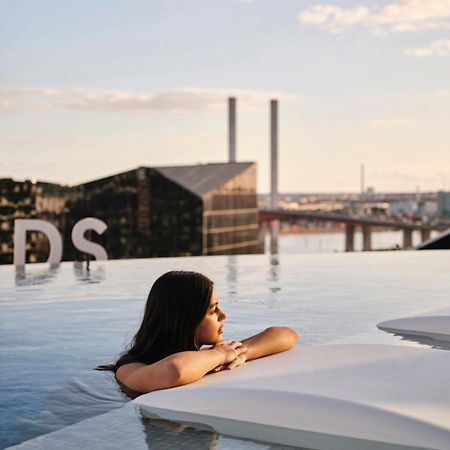 Melbourne Marriott Hotel Docklands Exterior photo Skyline pool