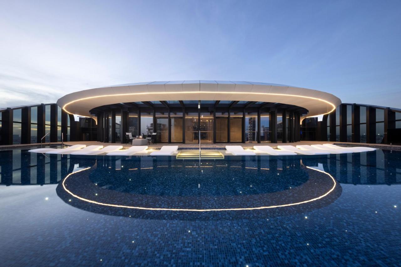 Melbourne Marriott Hotel Docklands Exterior photo The Sky Pool at One Blackfriars