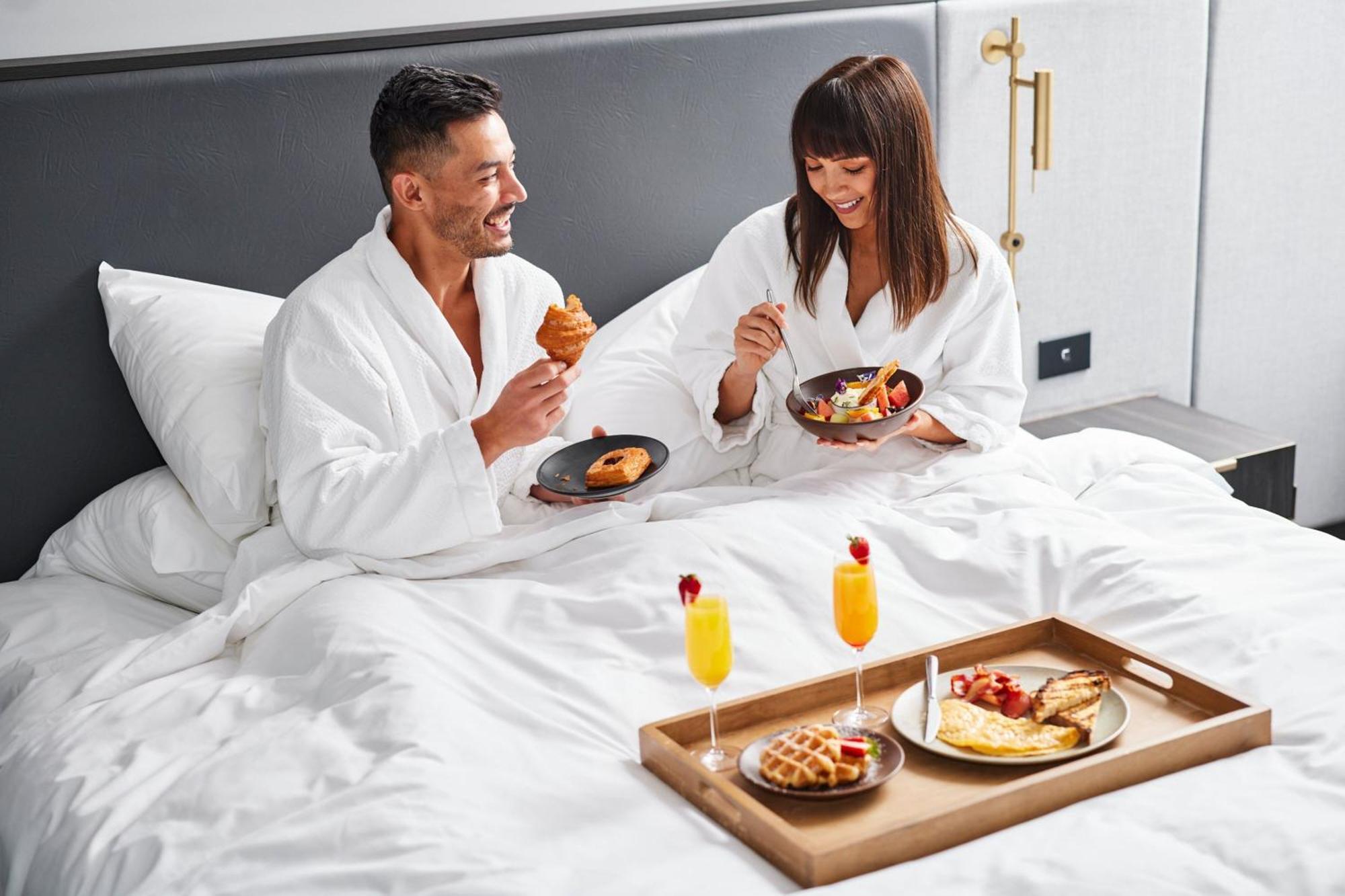 Melbourne Marriott Hotel Docklands Exterior photo Room service